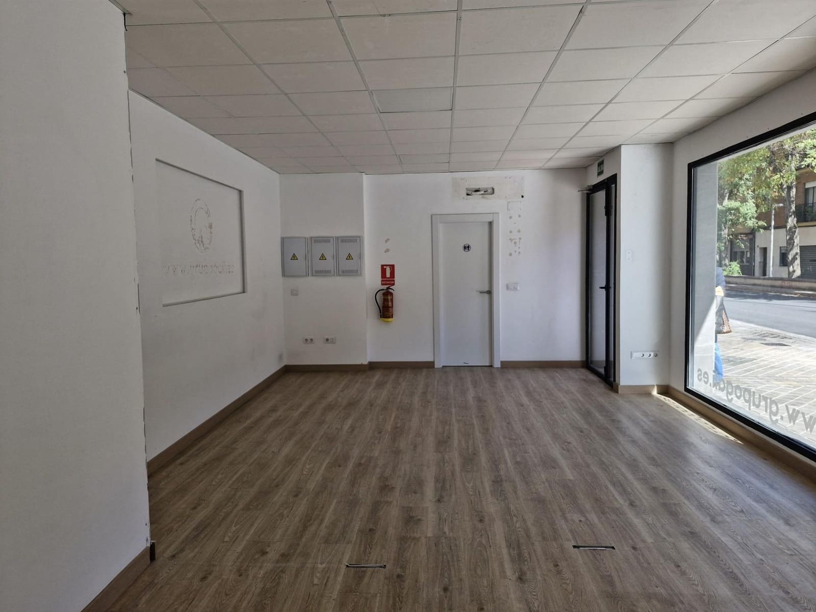 Commercial for rent in Granada city - € 550 (Ref: 9410938)