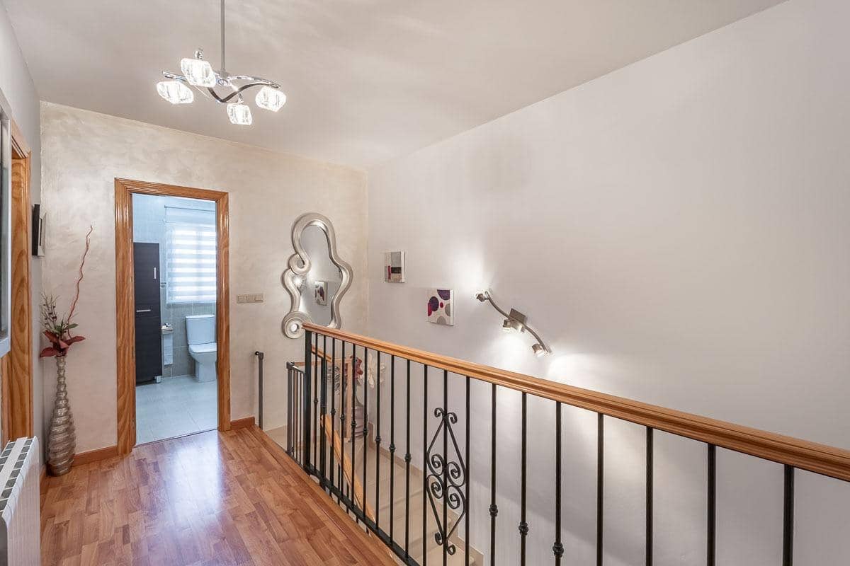 3 makuuhuone Rivitalo myytävänä paikassa Ventas de Huelma mukana uima-altaan 
autotalli - 169 000 € (Ref: 9415889)