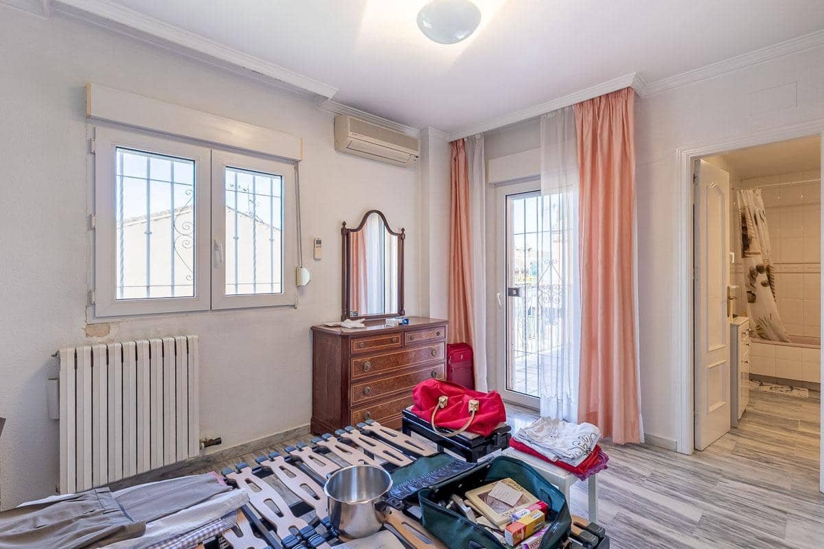 4 slaapkamer Villa te koop in Jun met zwembad - € 230.000 (Ref: 9446296)