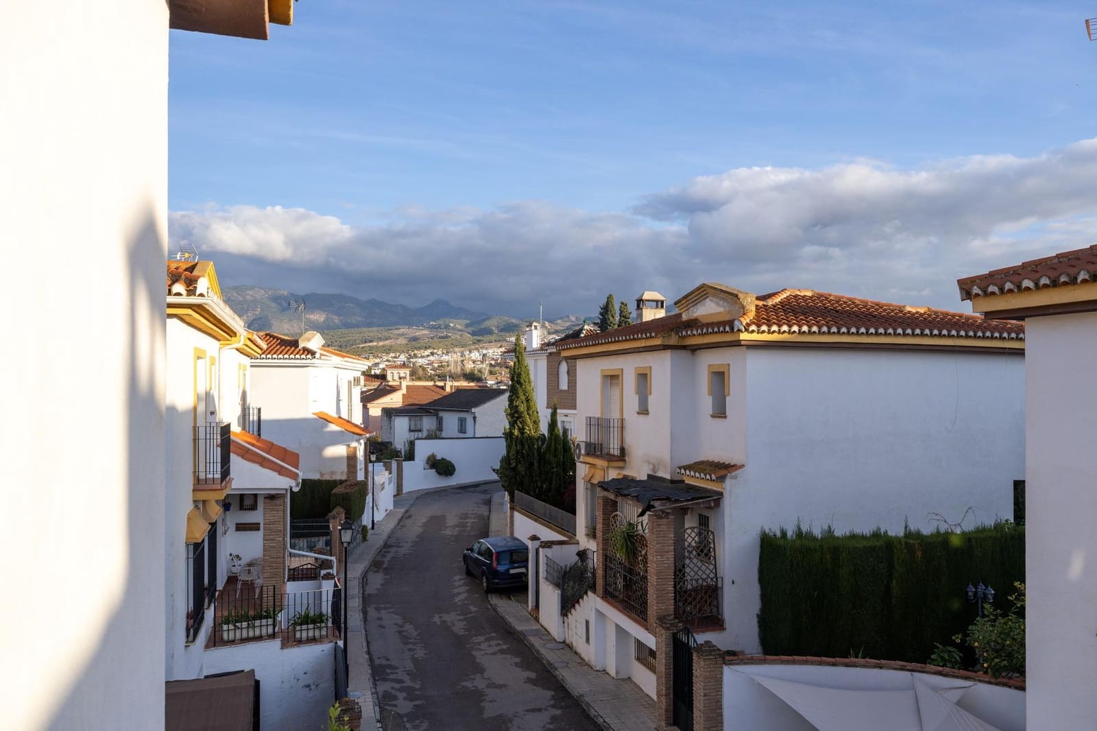 4 bedroom Semi-detached Villa for sale in Ogijares with garage - € 348,000 (Ref: 9449135)