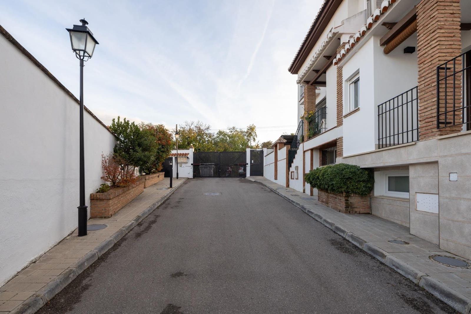 4 bedroom Semi-detached Villa for sale in Ogijares with garage - € 348,000 (Ref: 9449135)