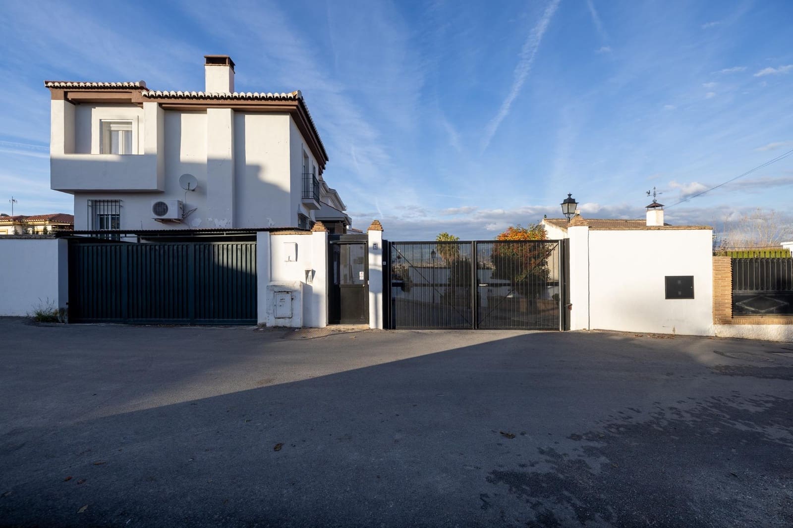 4 bedroom Semi-detached Villa for sale in Ogijares with garage - € 348,000 (Ref: 9449135)