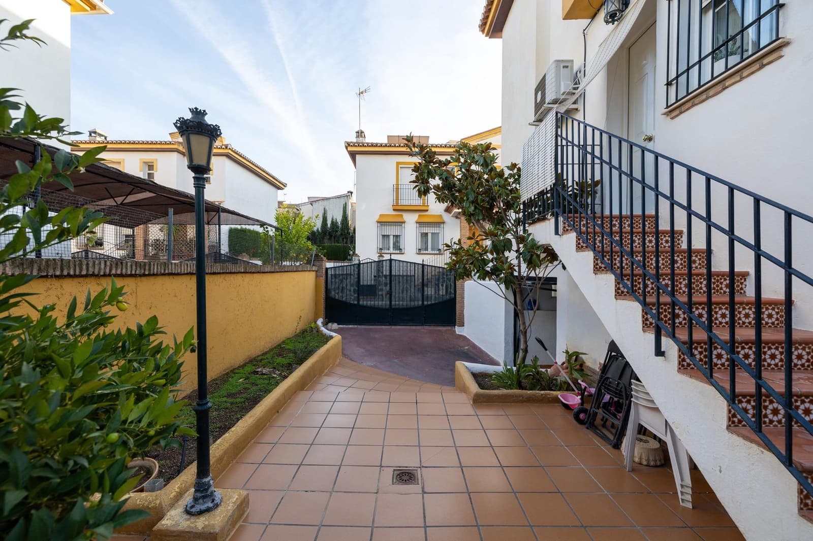 4 bedroom Semi-detached Villa for sale in Ogijares with garage - € 348,000 (Ref: 9449135)