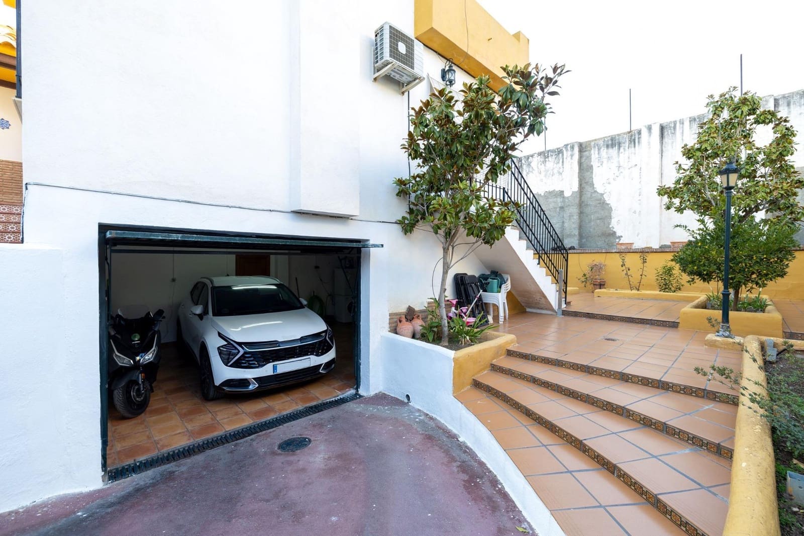 4 bedroom Semi-detached Villa for sale in Ogijares with garage - € 348,000 (Ref: 9449135)