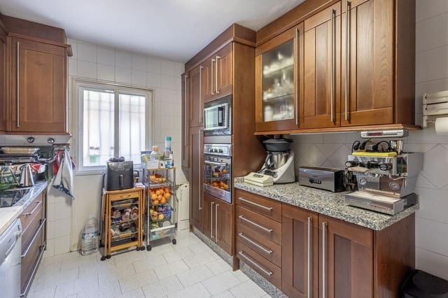 4 soverom Villa til salgs i Peligros med svømmebasseng garasje - € 329 000 (Ref: 9452089)