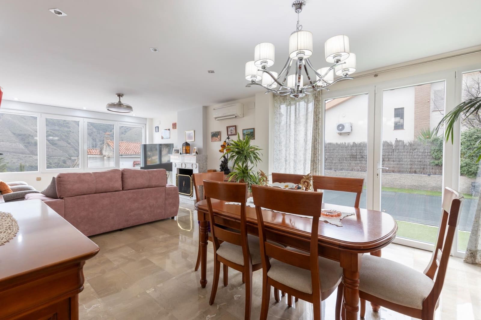 4 sypialnia Willa na sprzedaż w Pinos Genil z basenem garażem - 380 000 € (Ref: 9456207)