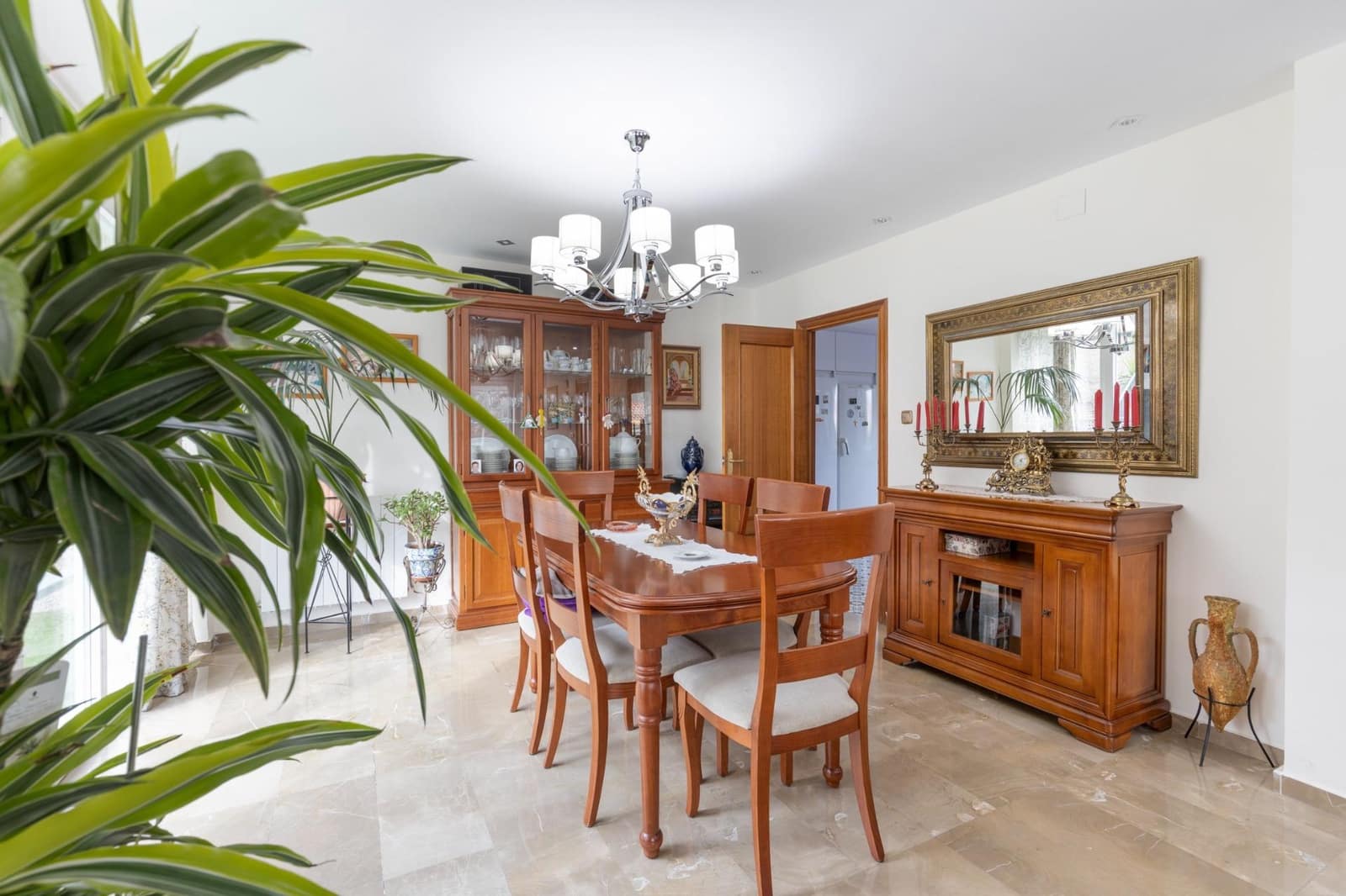 4 sypialnia Willa na sprzedaż w Pinos Genil z basenem garażem - 380 000 € (Ref: 9456207)