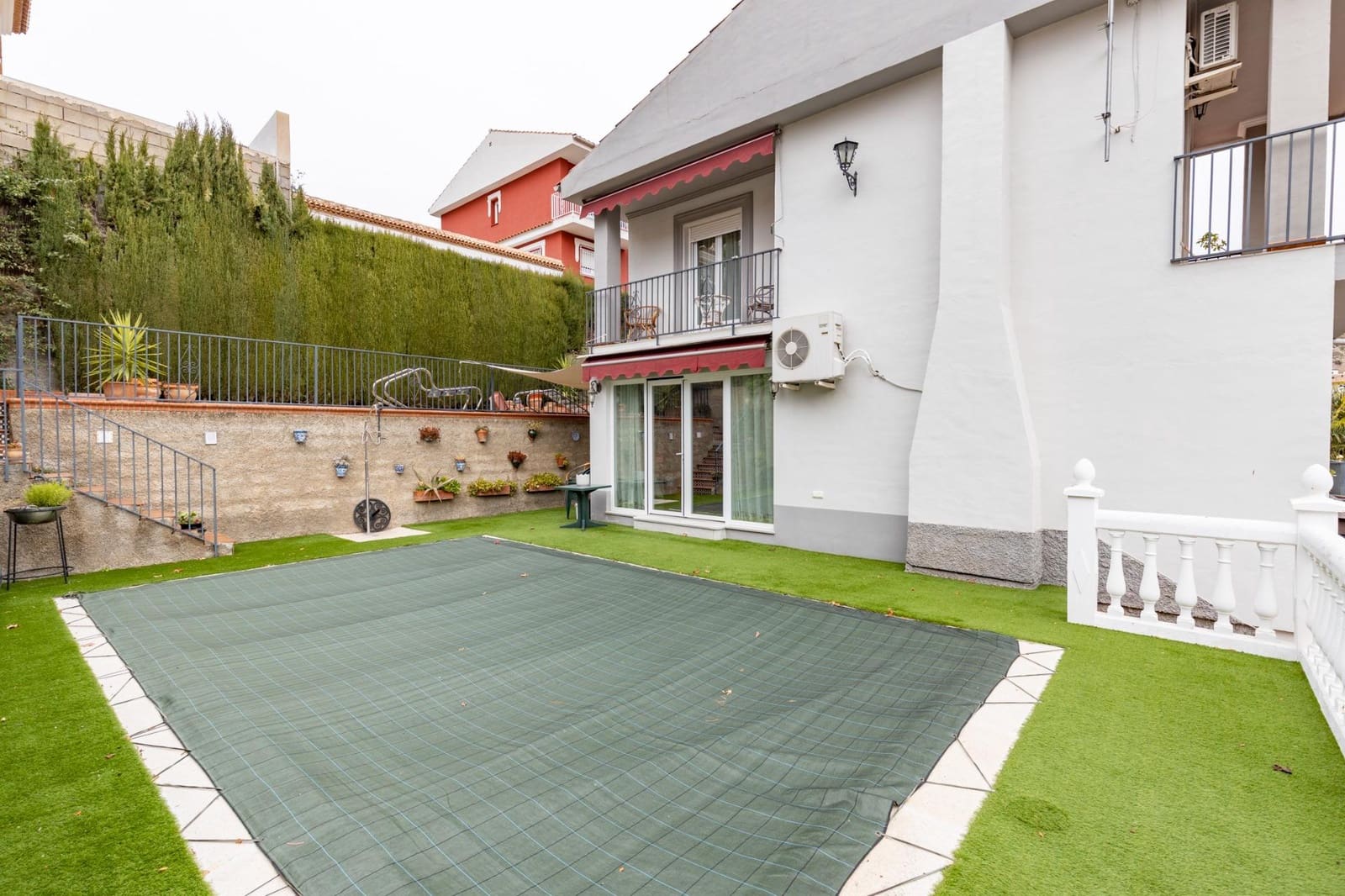 4 sypialnia Willa na sprzedaż w Pinos Genil z basenem garażem - 380 000 € (Ref: 9456207)