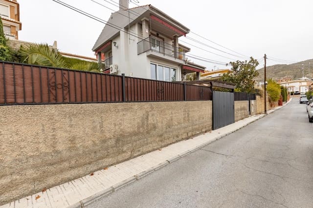 4 sypialnia Willa na sprzedaż w Pinos Genil z basenem garażem - 380 000 € (Ref: 9456207)