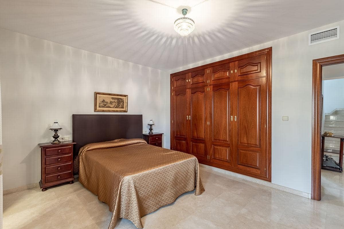 5 soverom Villa til salgs i Peligros med svømmebasseng garasje - € 449 000 (Ref: 9456208)