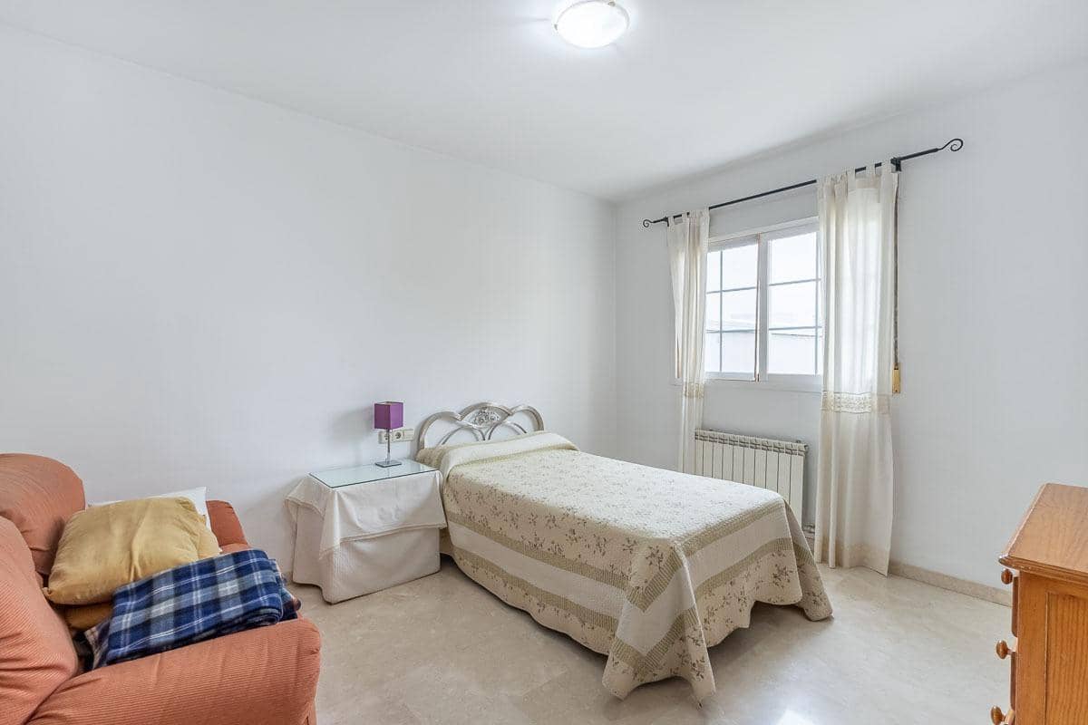 5 soverom Villa til salgs i Peligros med svømmebasseng garasje - € 449 000 (Ref: 9456208)