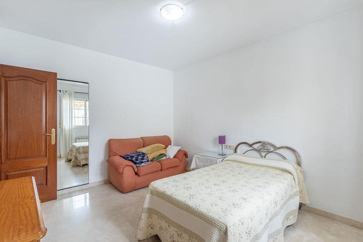 5 soverom Villa til salgs i Peligros med svømmebasseng garasje - € 449 000 (Ref: 9456208)