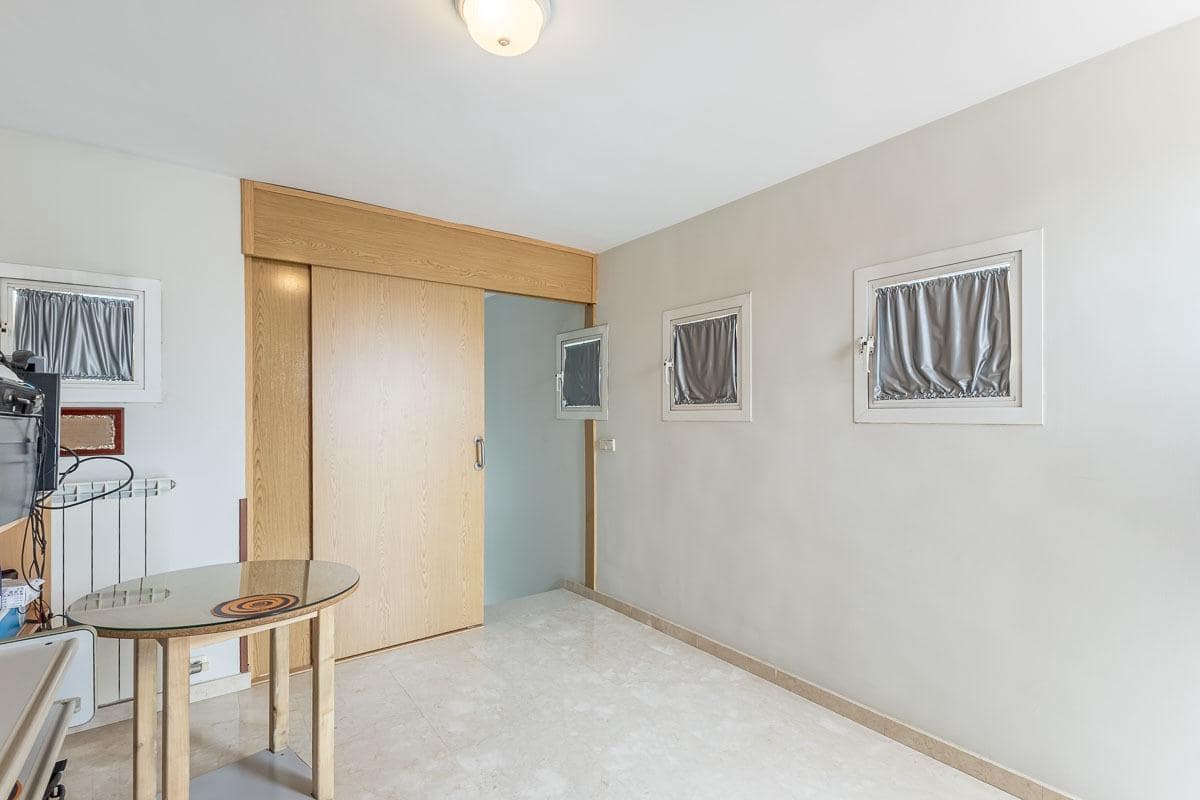 5 soverom Villa til salgs i Peligros med svømmebasseng garasje - € 449 000 (Ref: 9456208)