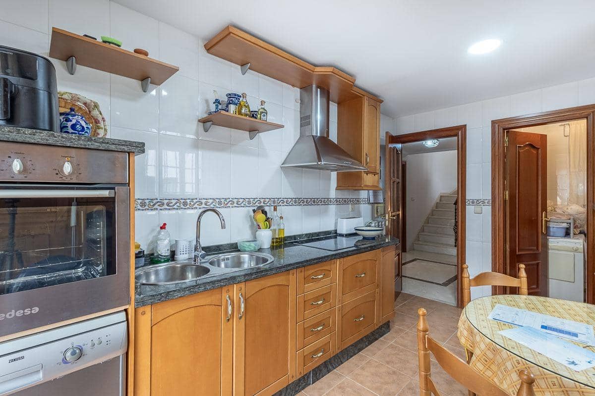 5 soverom Villa til salgs i Peligros med svømmebasseng garasje - € 449 000 (Ref: 9456208)