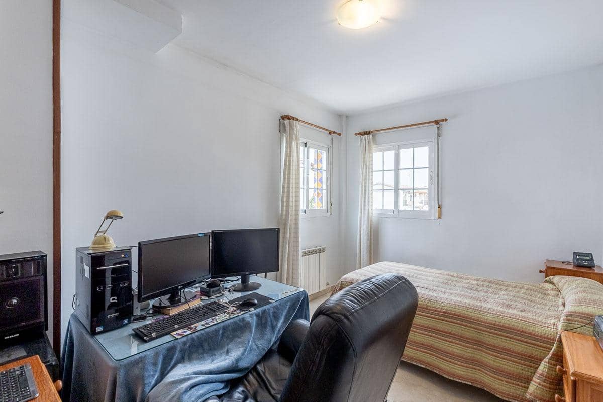 5 soverom Villa til salgs i Peligros med svømmebasseng garasje - € 449 000 (Ref: 9456208)