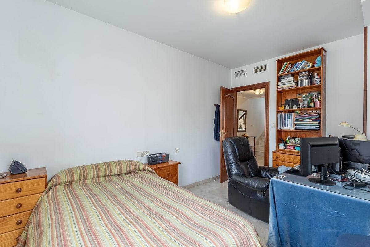 5 soverom Villa til salgs i Peligros med svømmebasseng garasje - € 449 000 (Ref: 9456208)