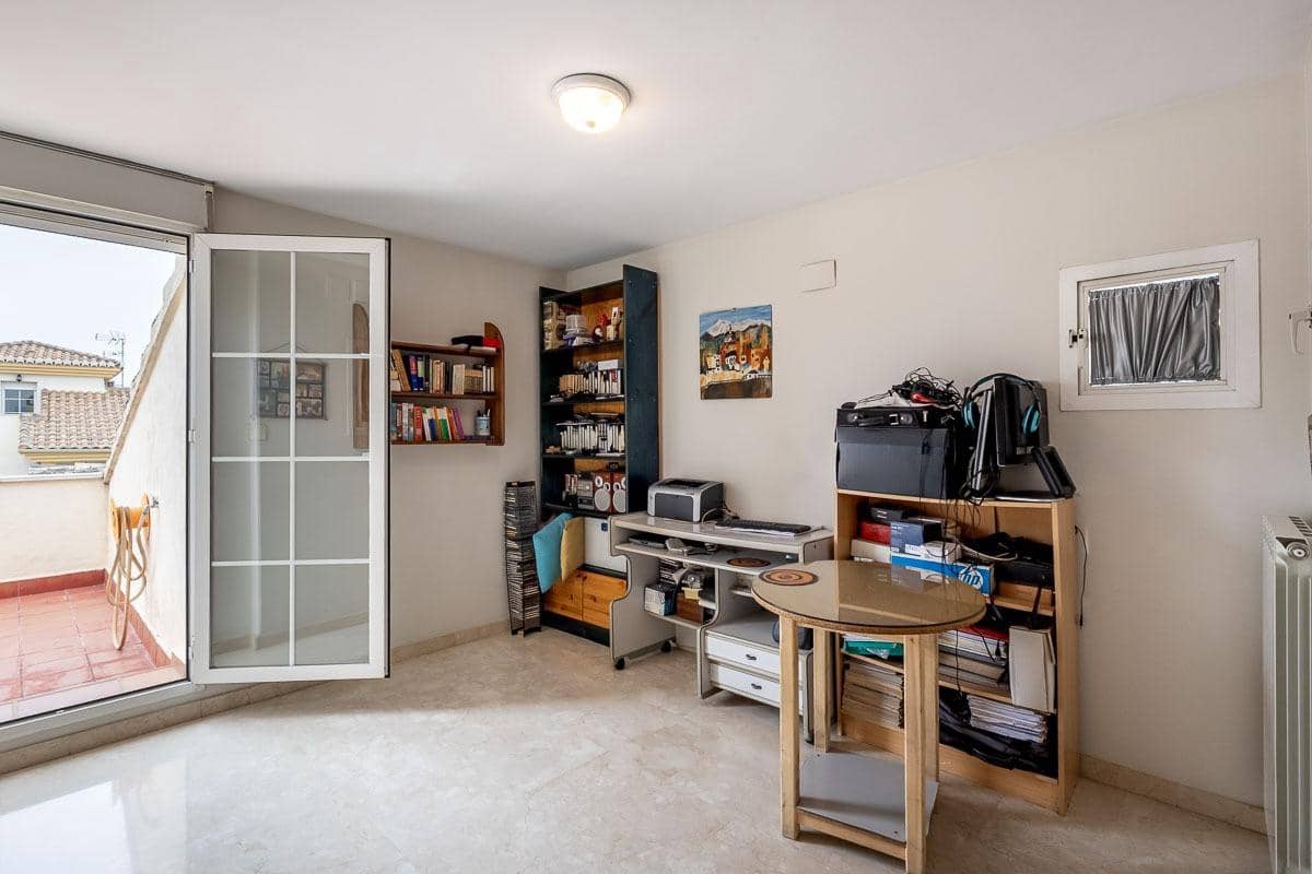 5 soverom Villa til salgs i Peligros med svømmebasseng garasje - € 449 000 (Ref: 9456208)