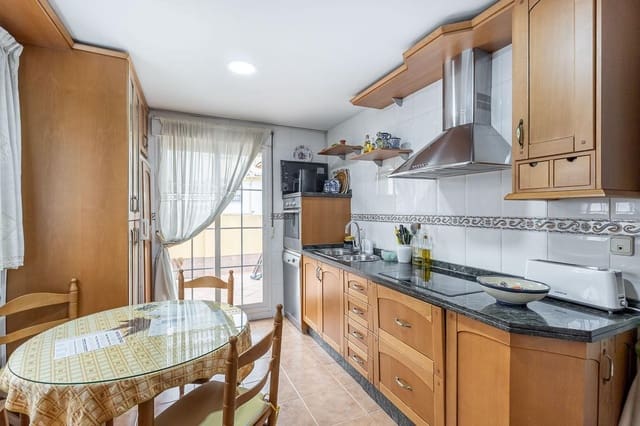 5 soverom Villa til salgs i Peligros med svømmebasseng garasje - € 449 000 (Ref: 9456208)