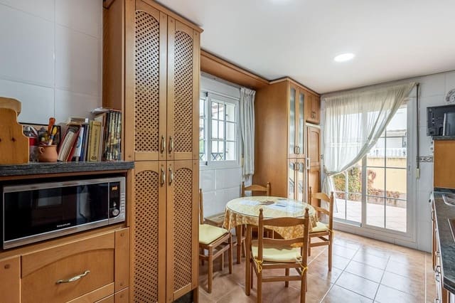 5 soverom Villa til salgs i Peligros med svømmebasseng garasje - € 449 000 (Ref: 9456208)