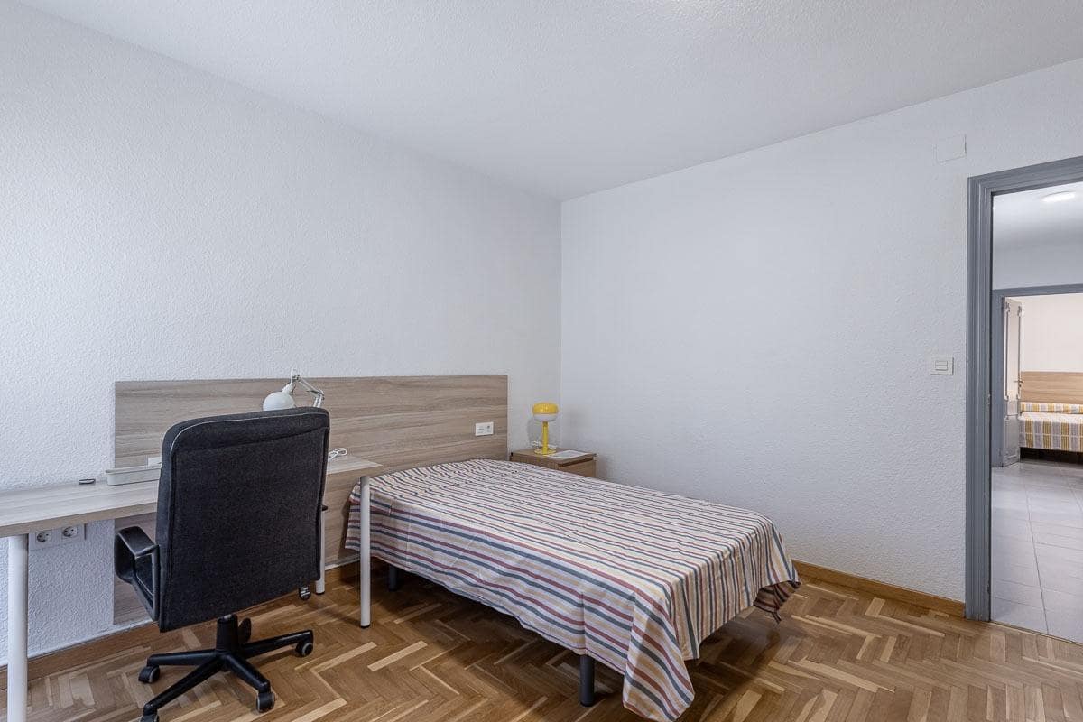 4 Zimmer Wohnung zu vermieten in Granada Stadt - 310 € (Ref: 9468453)
