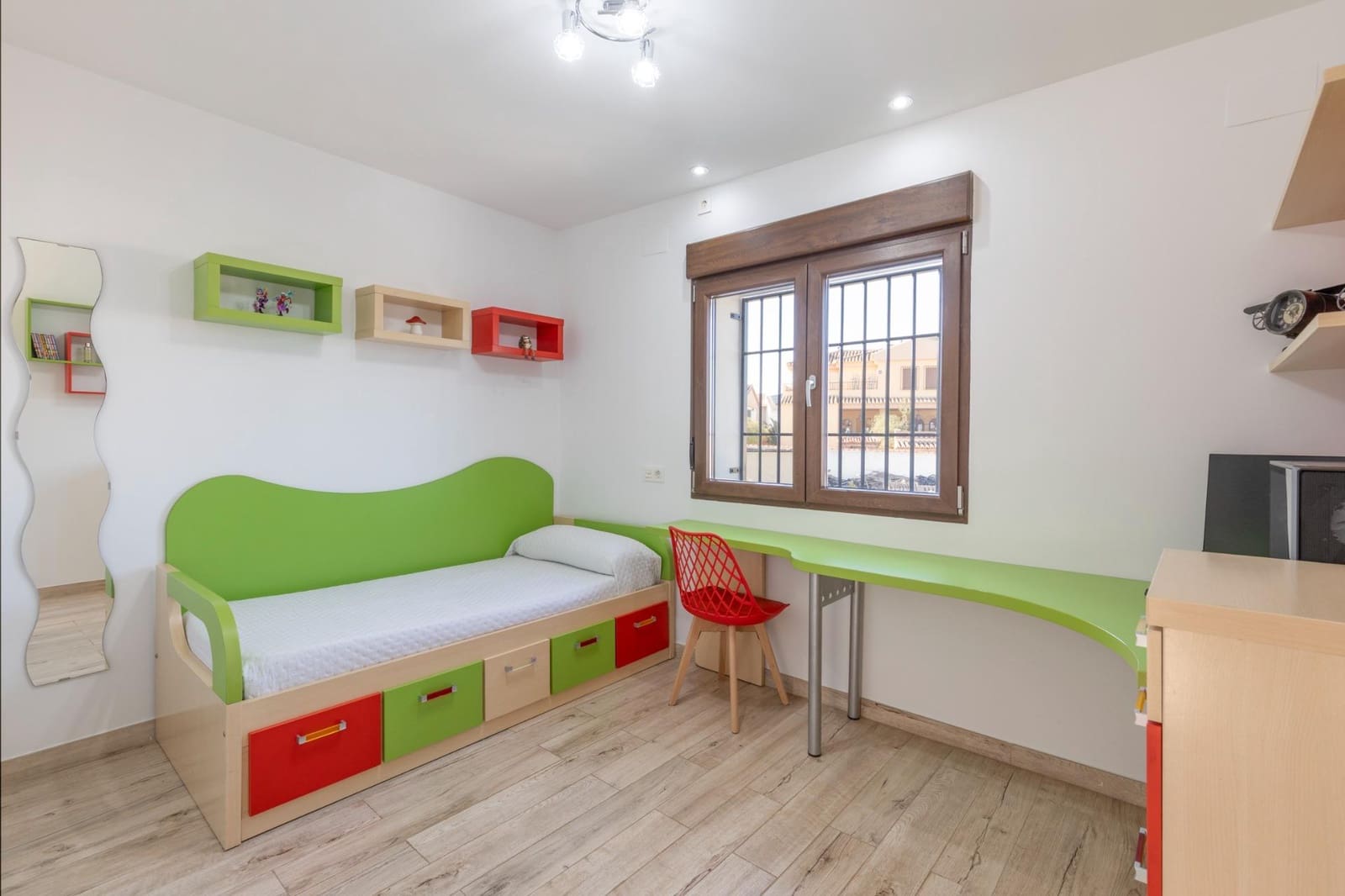 5 bedroom Villa for sale in La Zubia with garage - € 420,000 (Ref: 9470368)