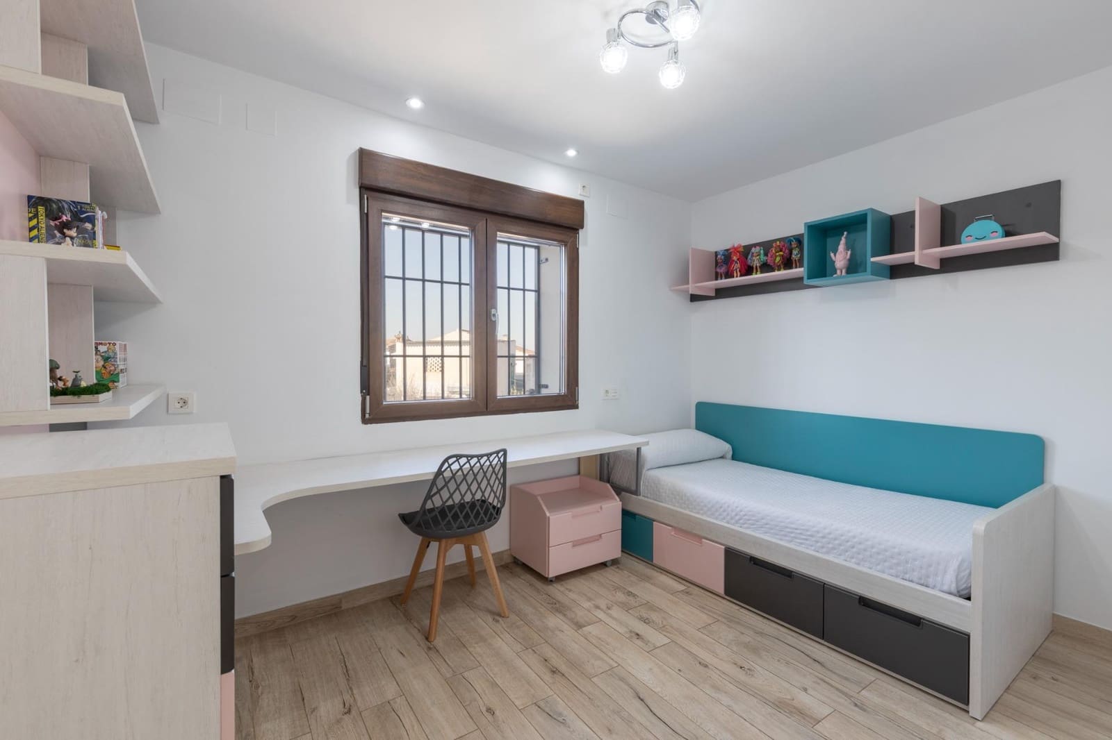 5 bedroom Villa for sale in La Zubia with garage - € 420,000 (Ref: 9470368)