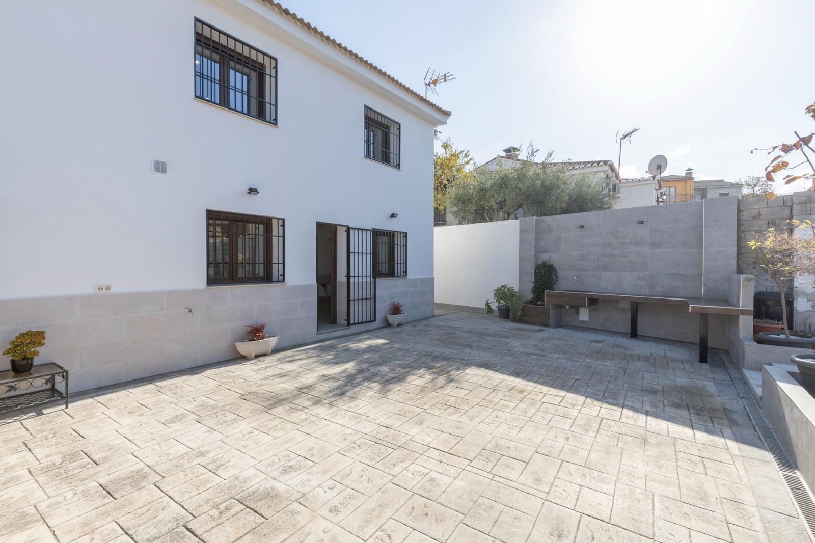 5 bedroom Villa for sale in La Zubia with garage - € 420,000 (Ref: 9470368)