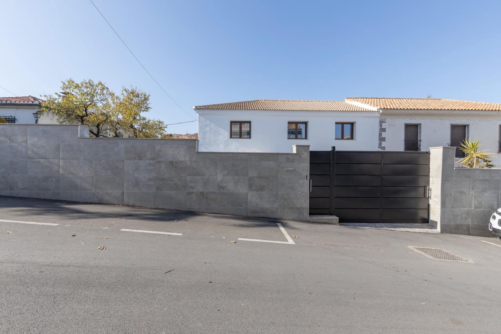 5 bedroom Villa for sale in La Zubia with garage - € 420,000 (Ref: 9470368)