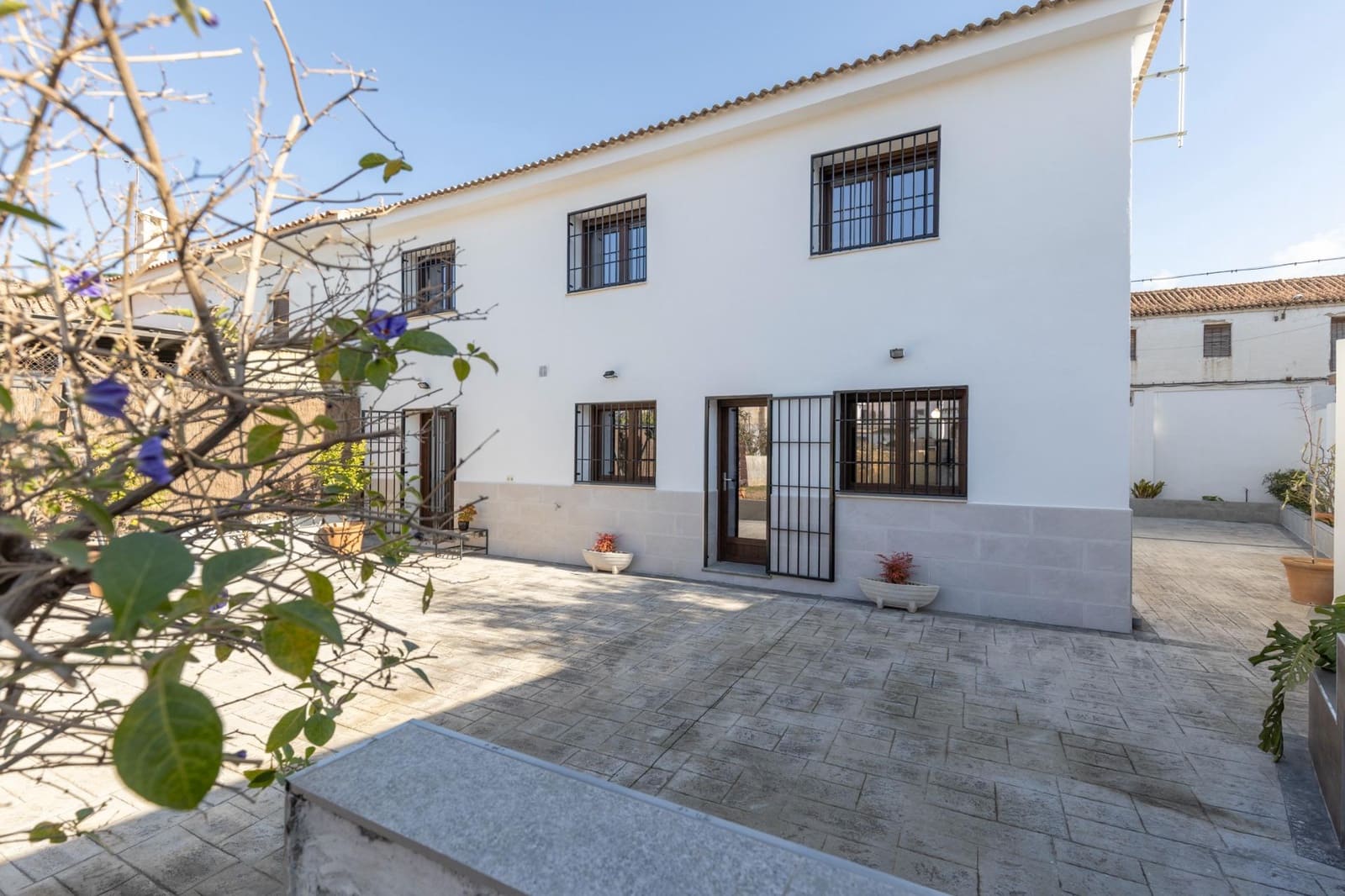 5 bedroom Villa for sale in La Zubia with garage - € 420,000 (Ref: 9470368)