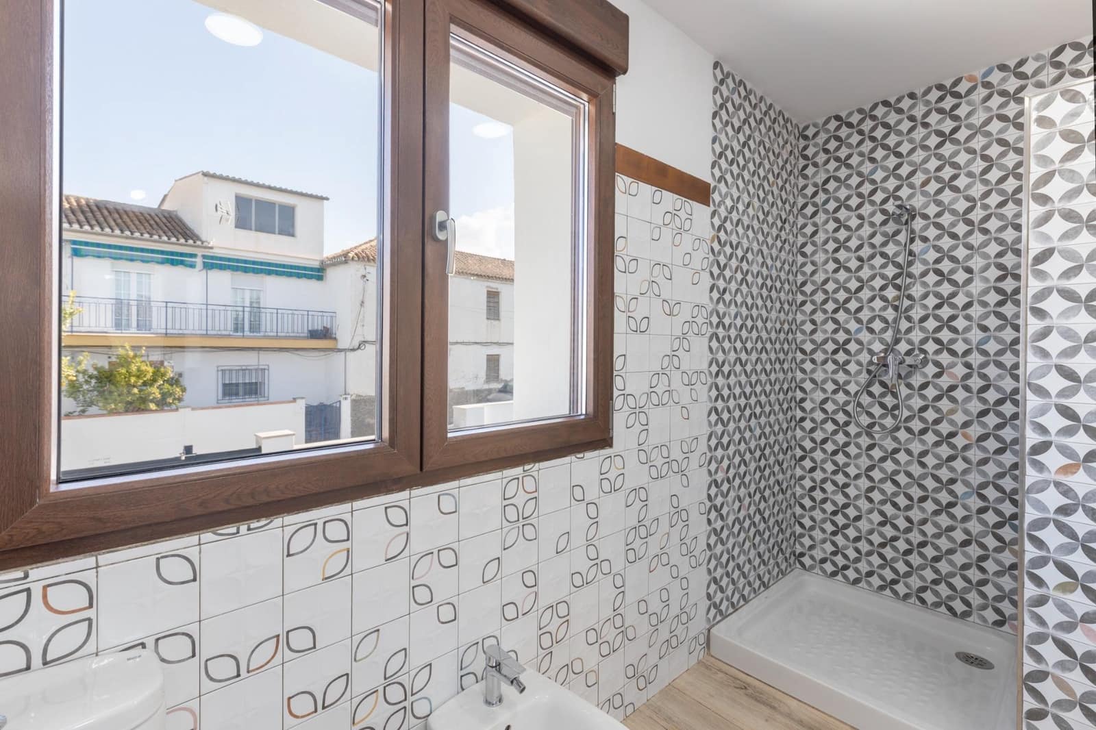 5 bedroom Villa for sale in La Zubia with garage - € 420,000 (Ref: 9470368)