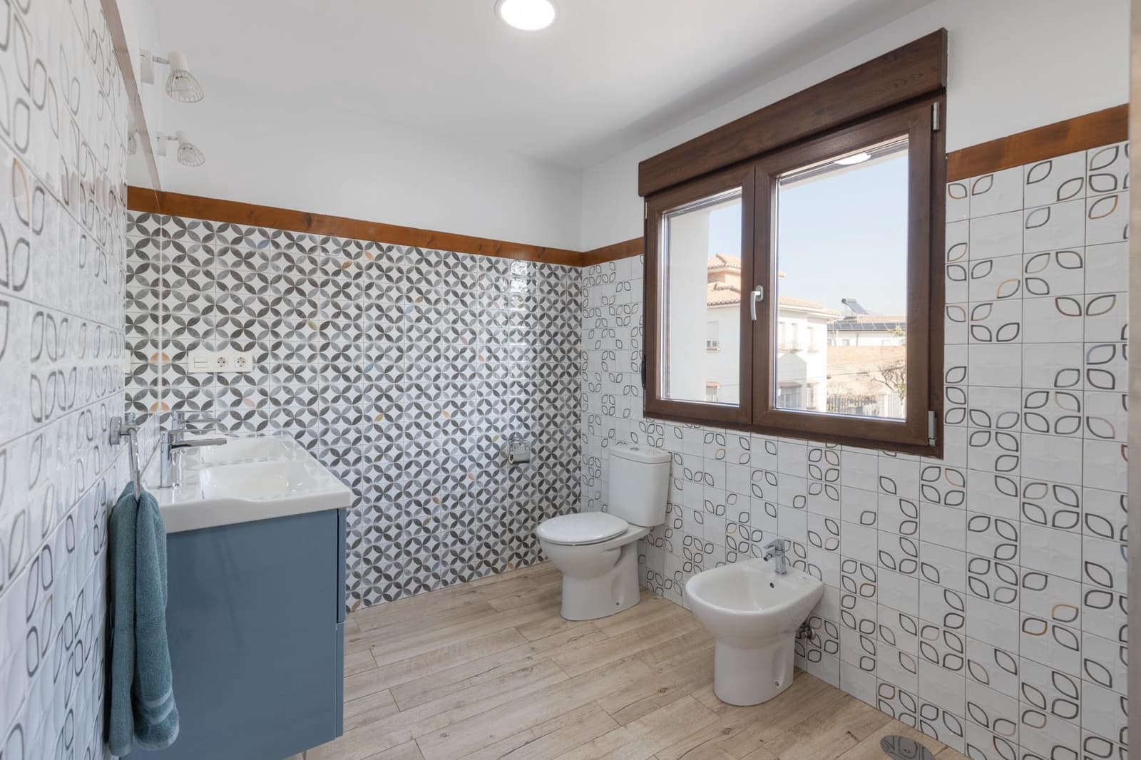 5 bedroom Villa for sale in La Zubia with garage - € 420,000 (Ref: 9470368)