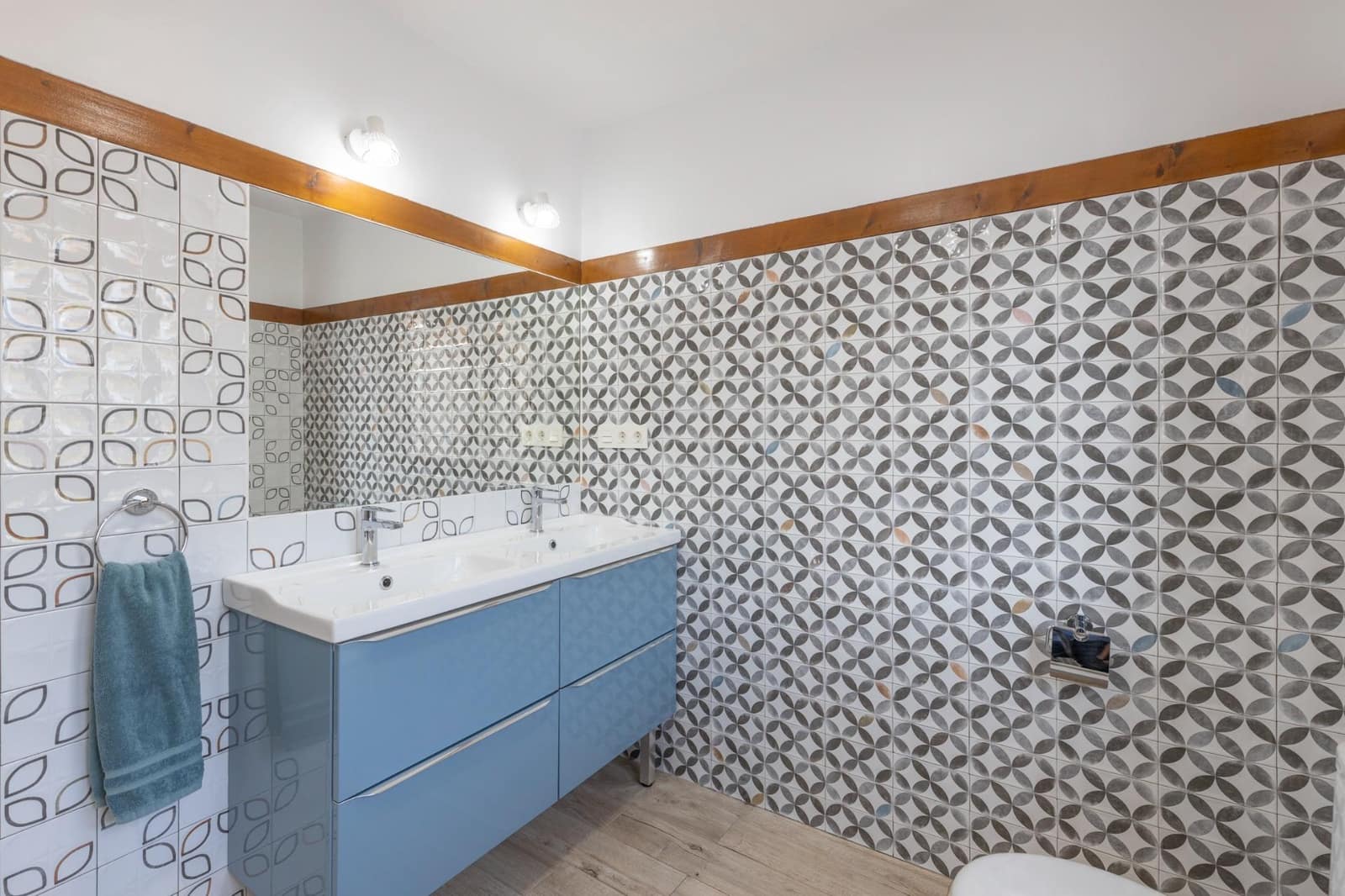 5 bedroom Villa for sale in La Zubia with garage - € 420,000 (Ref: 9470368)