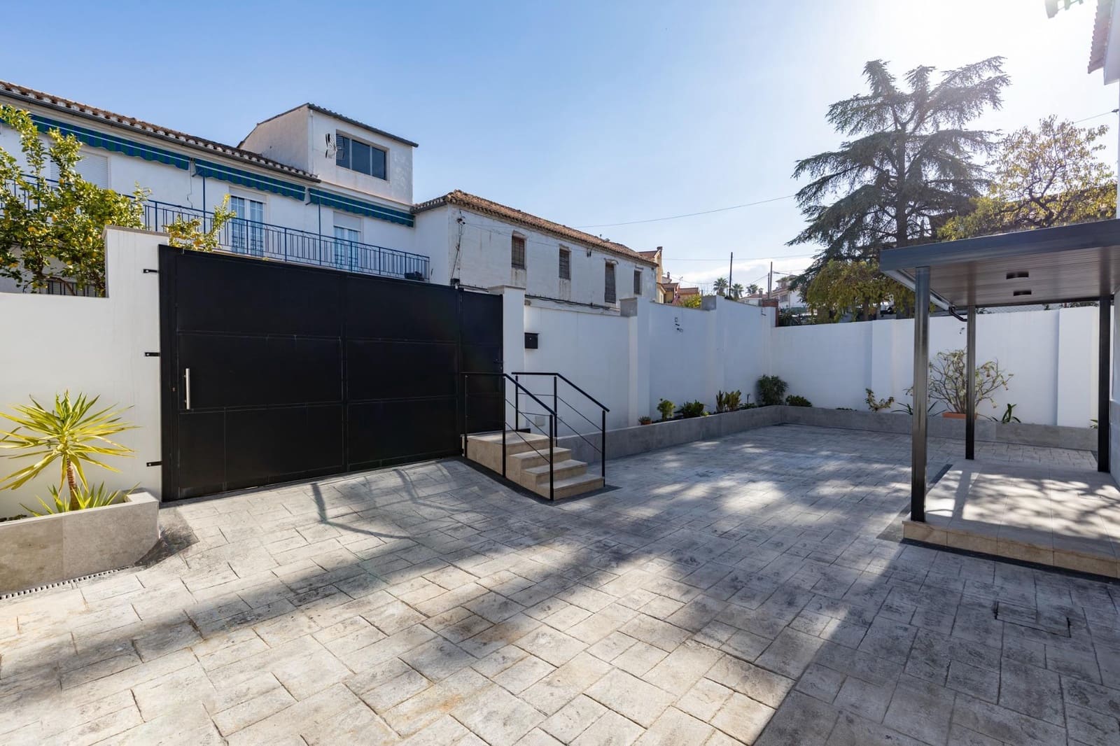 5 bedroom Villa for sale in La Zubia with garage - € 420,000 (Ref: 9470368)