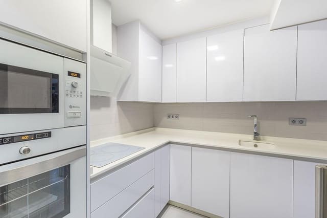 3 bedroom Flat for sale in Centro, Granada city - € 375,000 (Ref: 9474893)