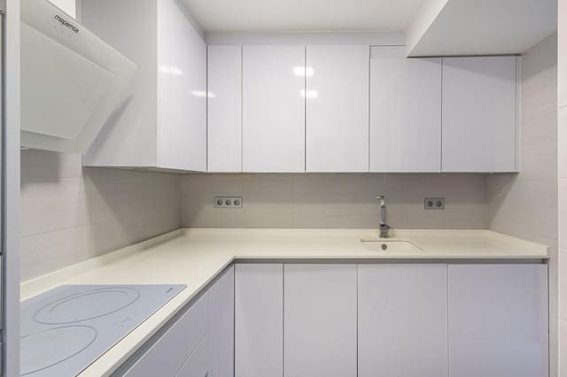 3 bedroom Flat for sale in Centro, Granada city - € 375,000 (Ref: 9474893)