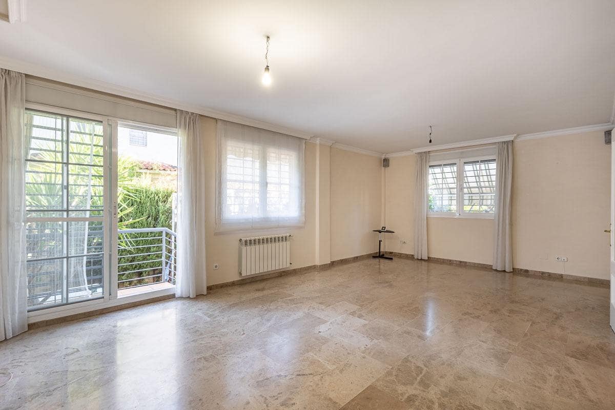 Casa de 6 habitaciones en Armilla en venta con garaje - 429.000 € (Ref: 9516081)