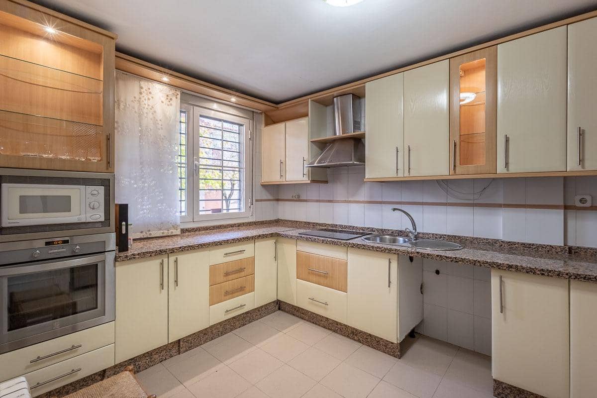 Casa de 6 habitaciones en Armilla en venta con garaje - 429.000 € (Ref: 9516081)