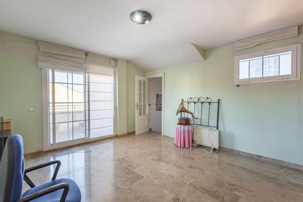 Casa de 6 habitaciones en Armilla en venta con garaje - 429.000 € (Ref: 9516081)