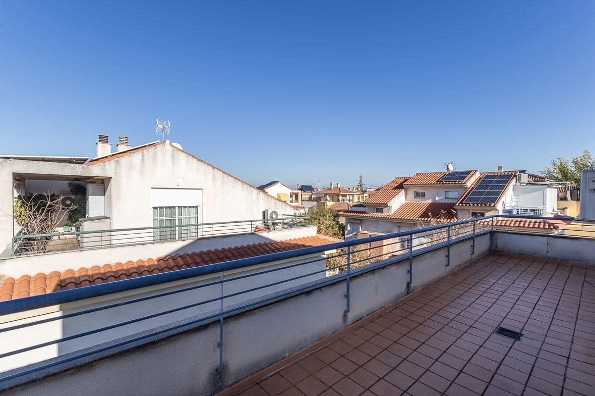 Casa de 6 habitaciones en Armilla en venta con garaje - 429.000 € (Ref: 9516081)
