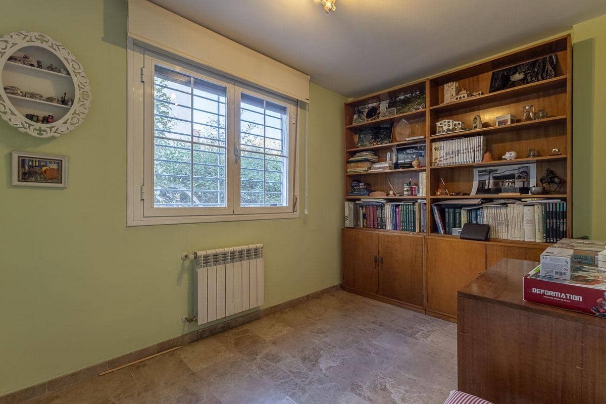 Casa de 6 habitaciones en Armilla en venta con garaje - 429.000 € (Ref: 9516081)