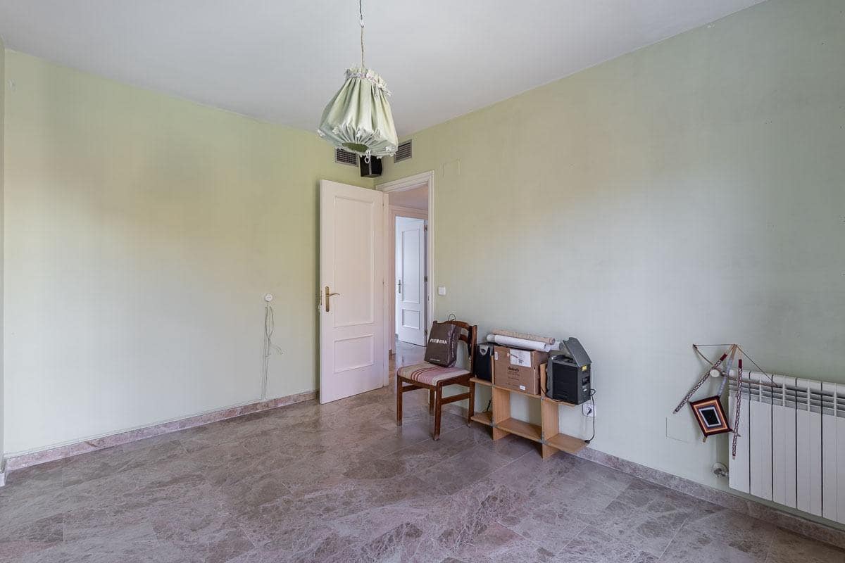 Casa de 6 habitaciones en Armilla en venta con garaje - 429.000 € (Ref: 9516081)