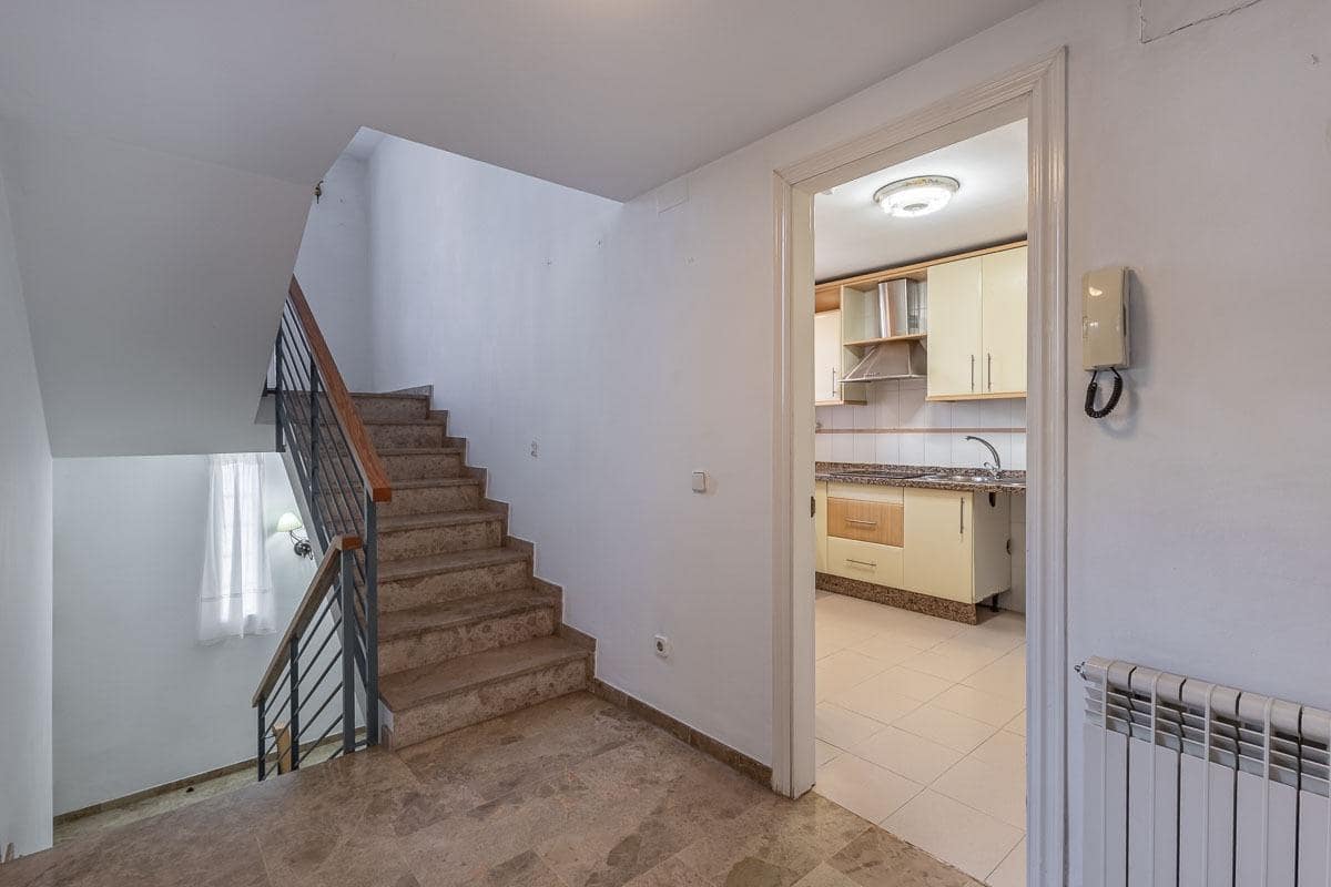 Casa de 6 habitaciones en Armilla en venta con garaje - 429.000 € (Ref: 9516081)