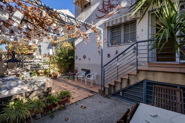 Casa de 6 habitaciones en Armilla en venta con garaje - 429.000 € (Ref: 9516081)