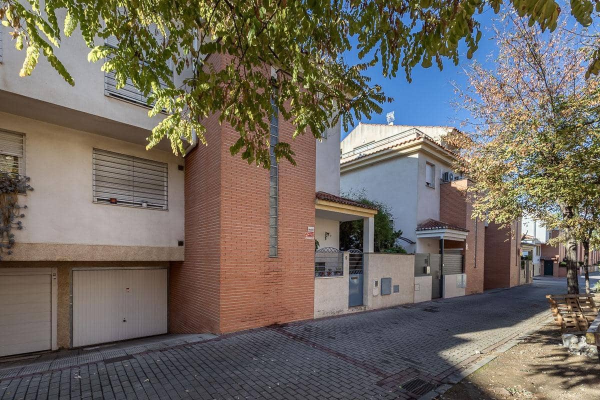 Casa de 6 habitaciones en Armilla en venta con garaje - 429.000 € (Ref: 9516081)