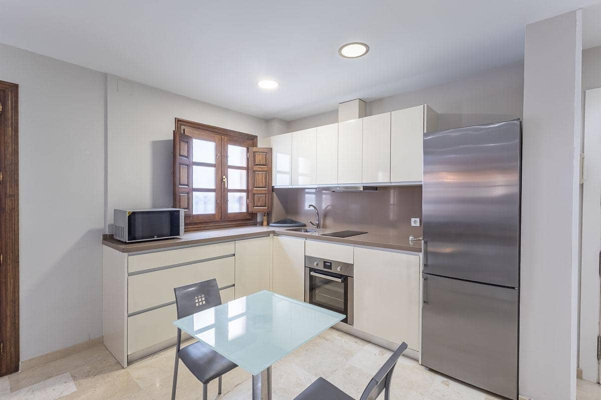 3 bedroom Flat for rent in Granada city - € 1,500 (Ref: 9543557)