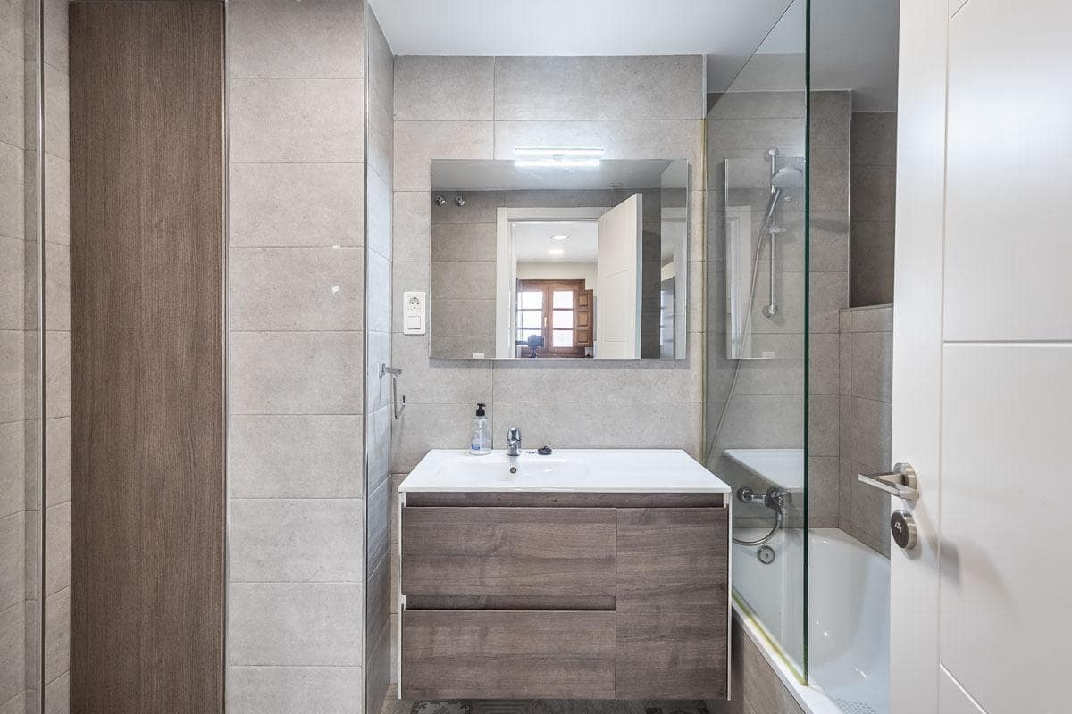 3 bedroom Flat for rent in Granada city - € 1,500 (Ref: 9543557)