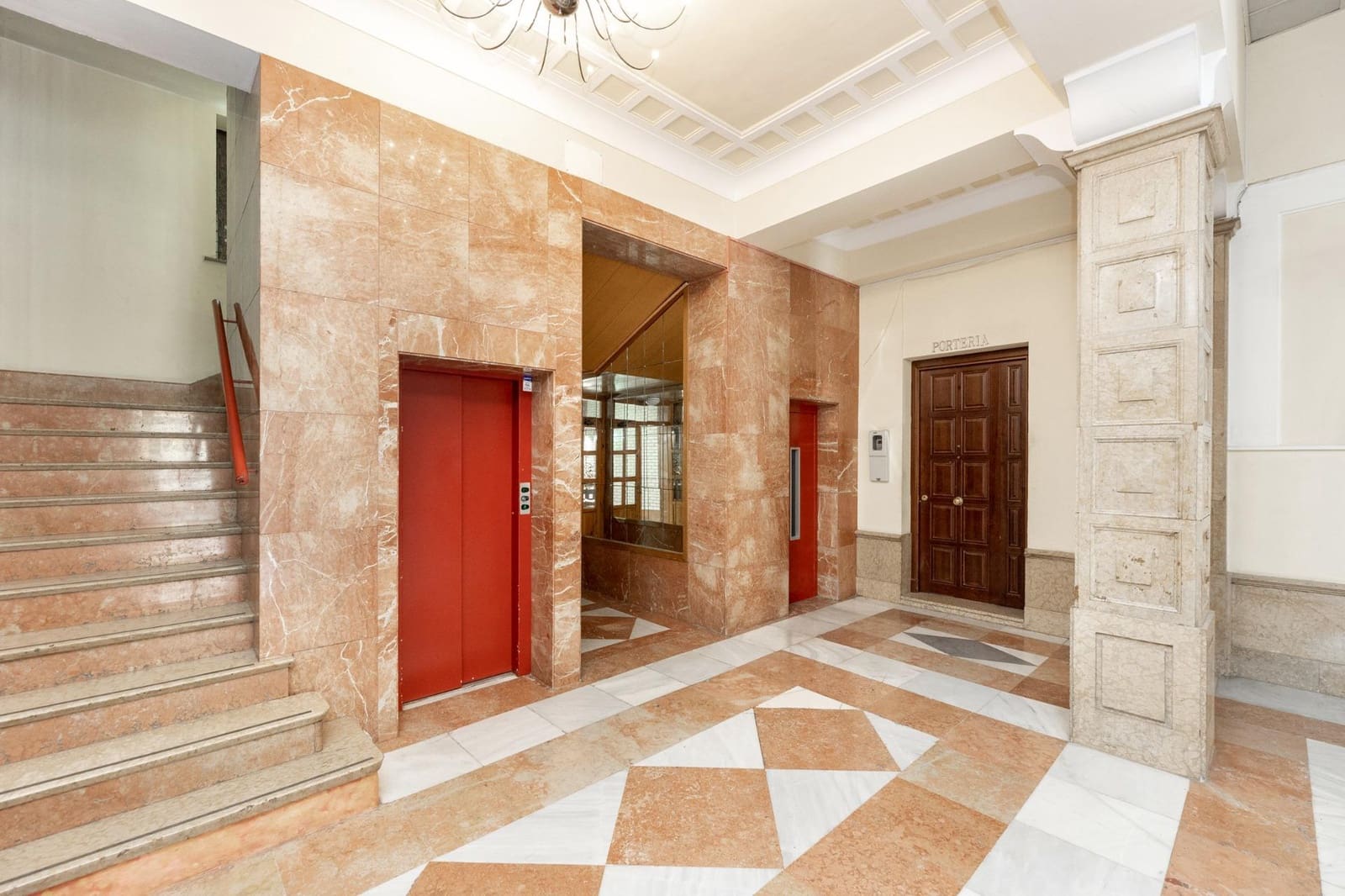 Piso de 7 habitaciones en Granada ciudad en venta - 520.000 € (Ref: 9555798)