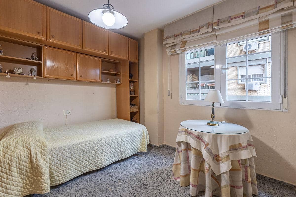 3 bedroom Flat for sale in Granada city with garage - € 278,000 (Ref: 9555799)