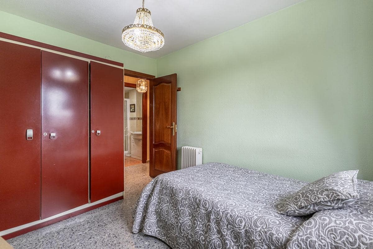 3 bedroom Flat for sale in Granada city with garage - € 278,000 (Ref: 9555799)