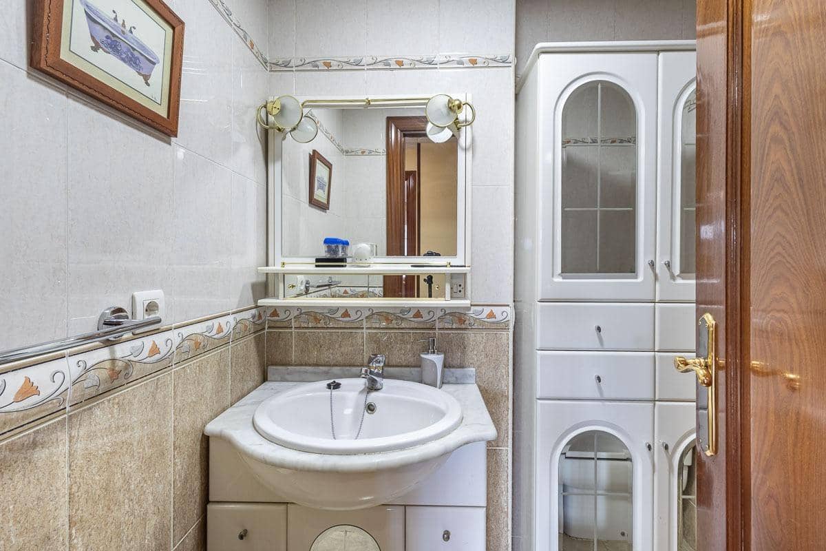 3 bedroom Flat for sale in Granada city with garage - € 278,000 (Ref: 9555799)